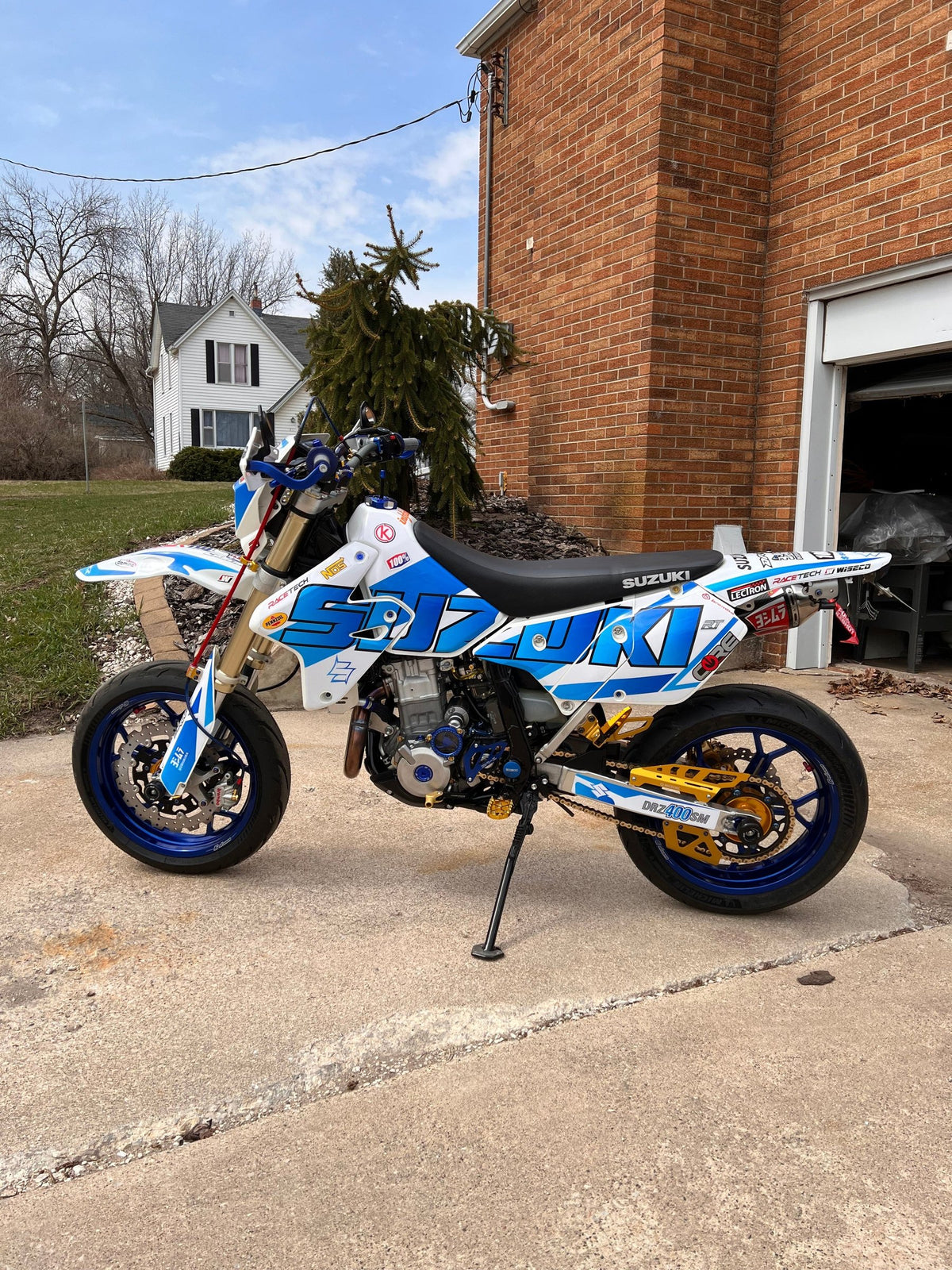 Suzuki DR-Z400SM with blue rims and gold hubs, photo 2 of 3