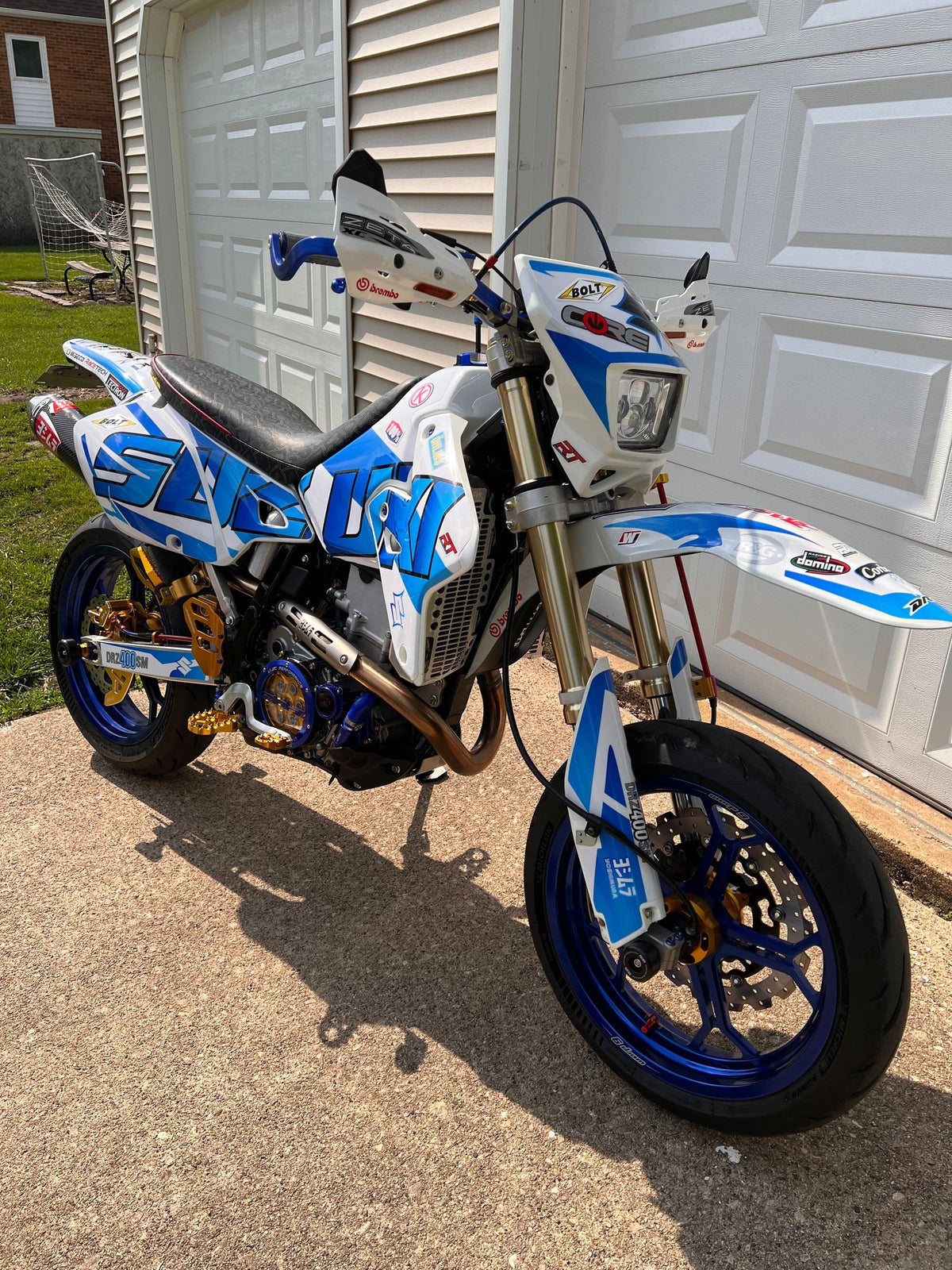 Suzuki DR-Z400SM with blue rims and gold hubs, photo 3 of 3