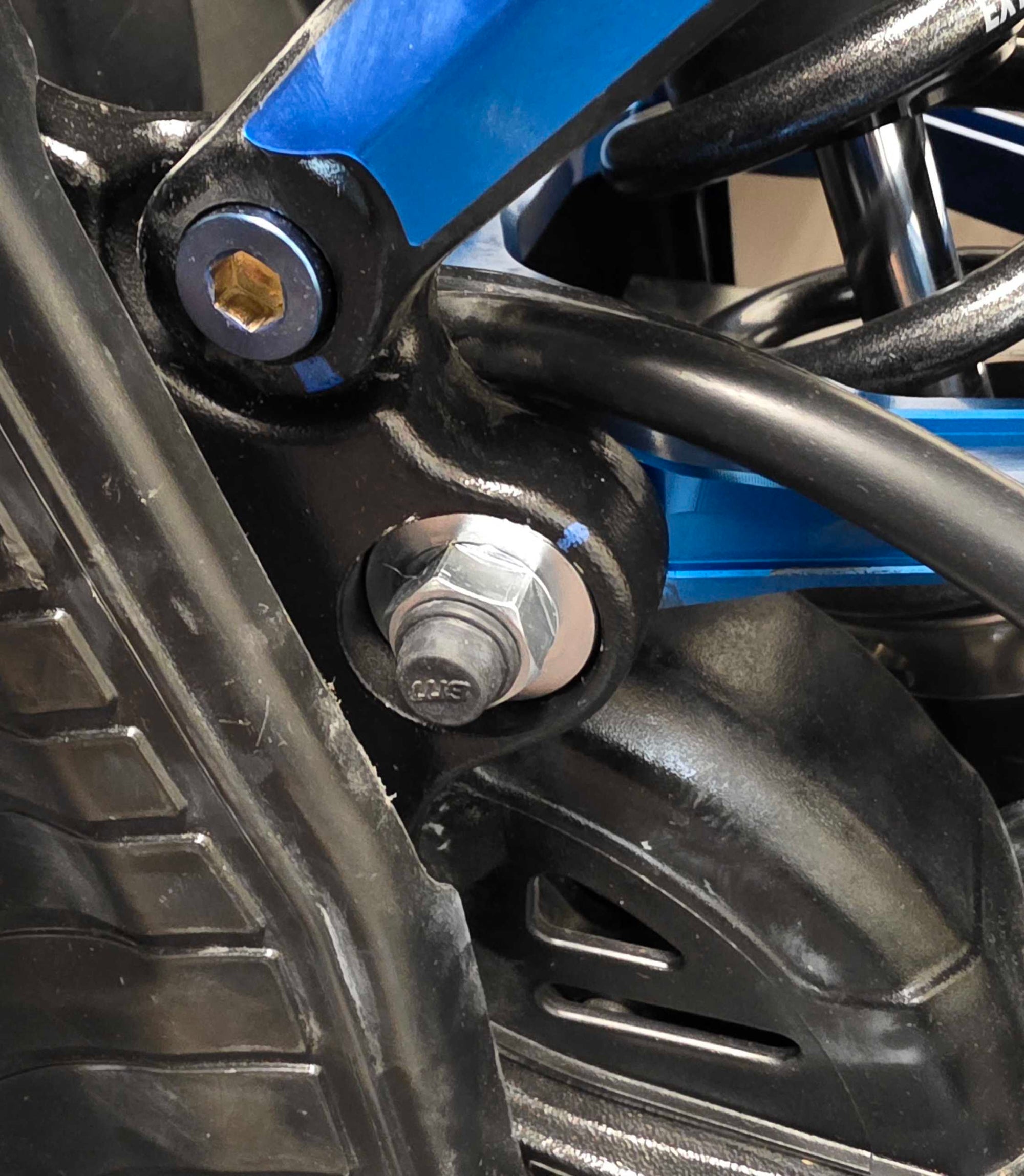 Ultra Bee Triangle Pivot Bolt Kit – Warp9Racing