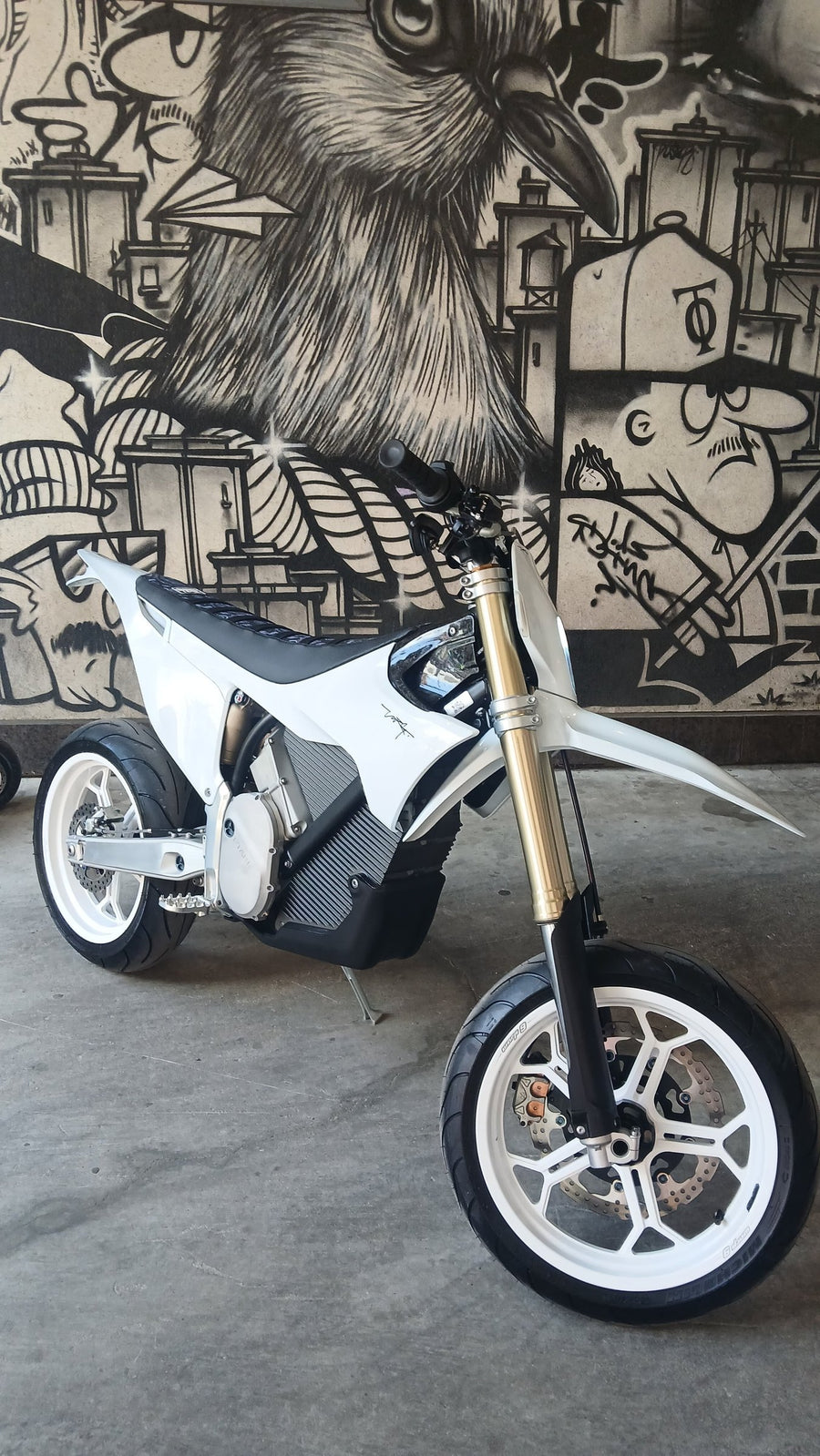E-moto, White rims · White hubs