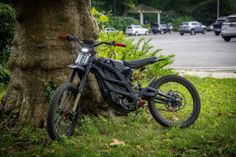 Surron Light Bee, Black rims · Red hubs